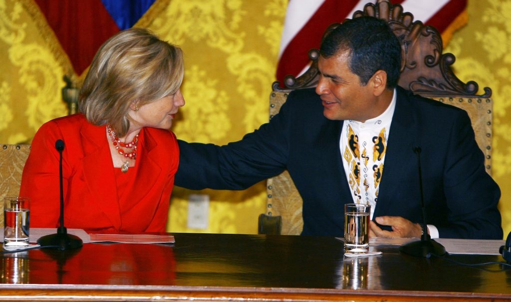 Η Χίλαρι Κλίντον με τον πρόεδρο του Ισημερινού. ΦΩΤΟ REUTERS