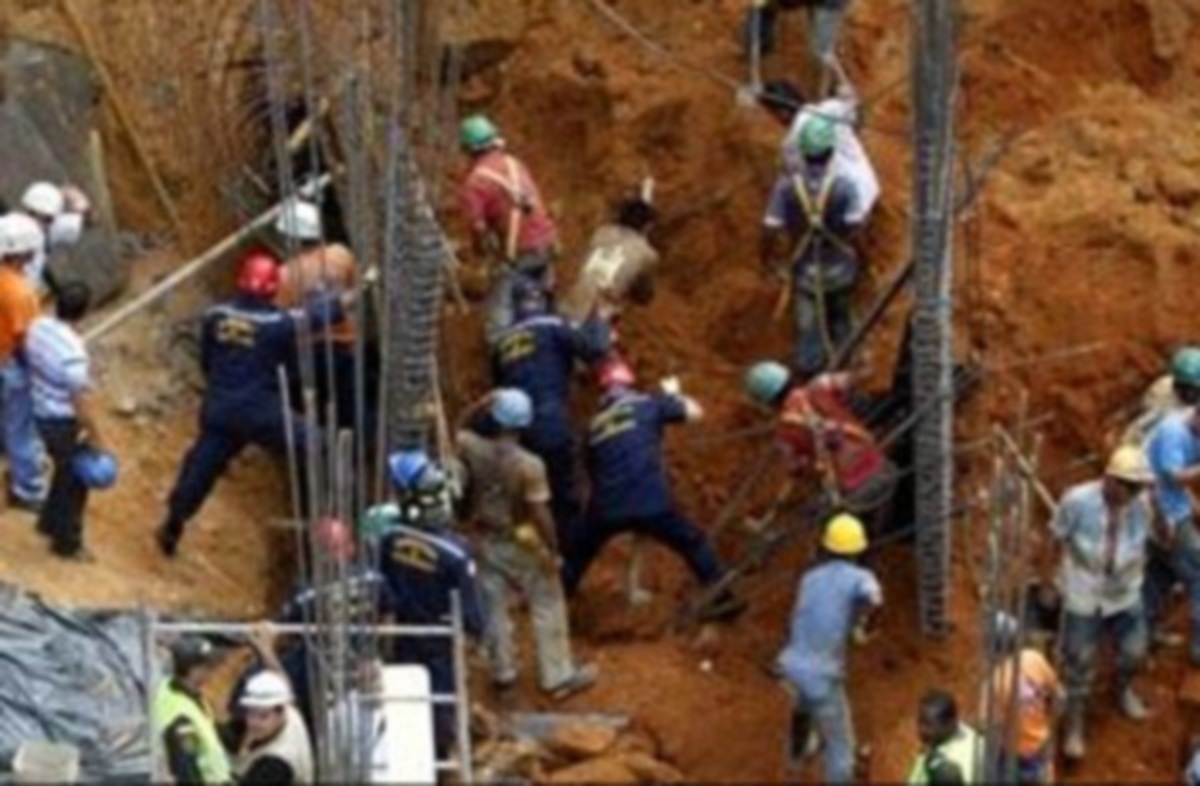Κατέρρευσε οικοδομή – Νεκροί 8 εργάτες