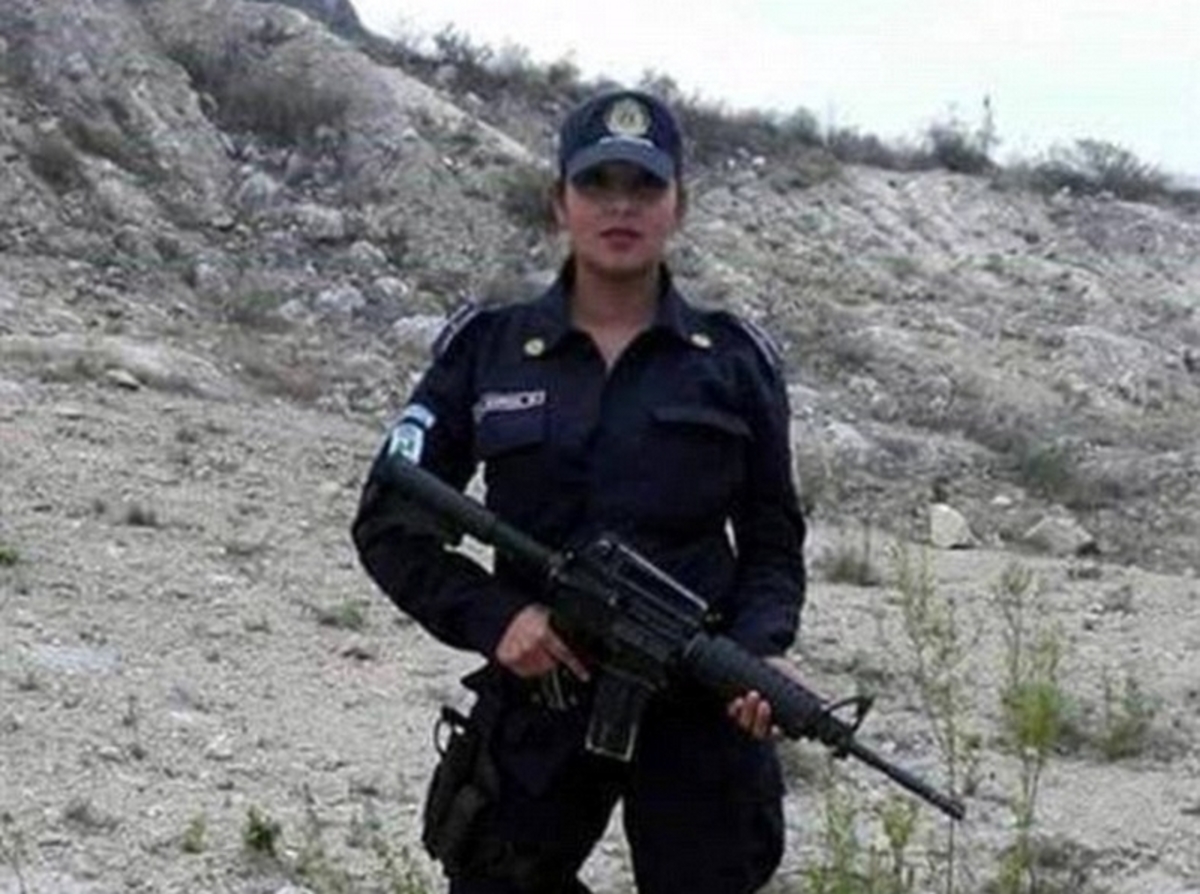 Απέλυσαν γυναίκα αστυνομικό για τόπλες selfie (ΦΩΤΟ)