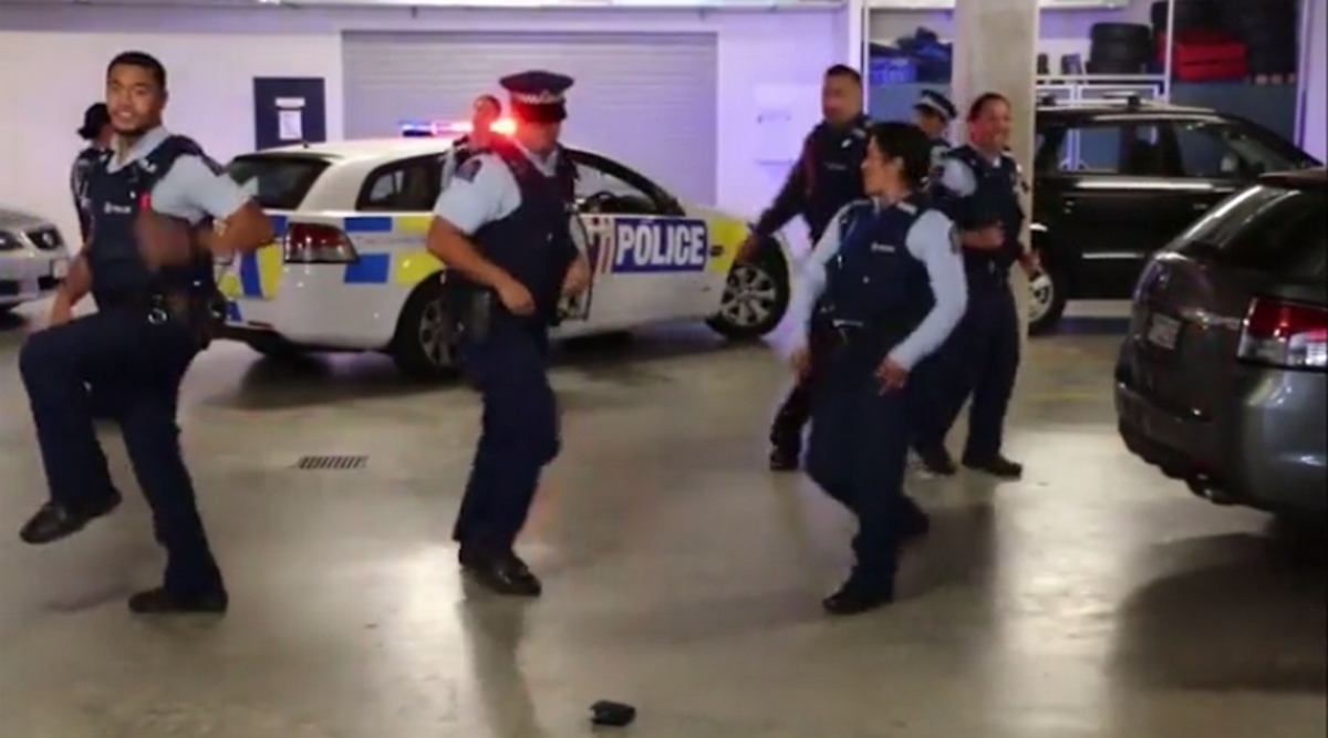 Ο χορός των αστυνομικών που “έριξε” το facebook (ΒΙΝΤΕΟ)