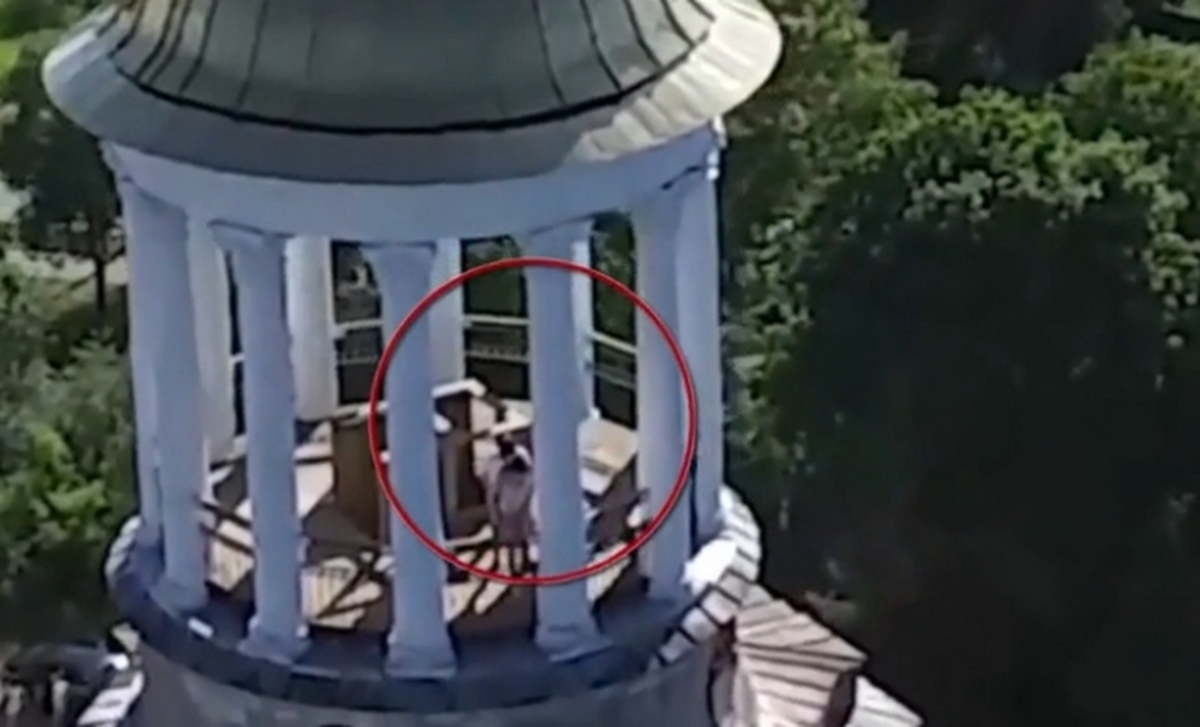 Drone κατέγραψε ζευγάρι να κάνει έρωτα στην κορυφή μοναστηριού (ΒΙΝΤΕΟ)