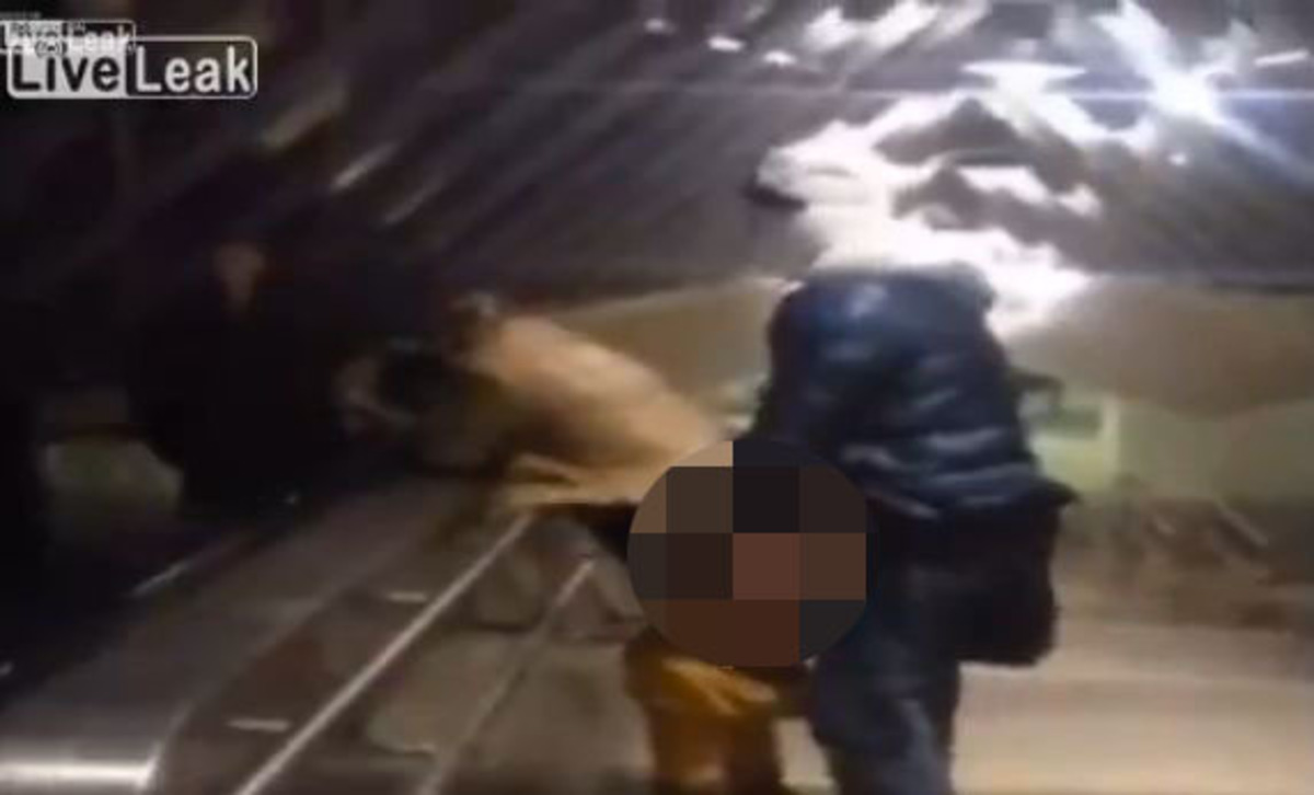 Έκαναν σεξ μπροστά στους επιβάτες στο Μετρό – Είχε το μωρό στην αγκαλιά (ΦΩΤΟ)