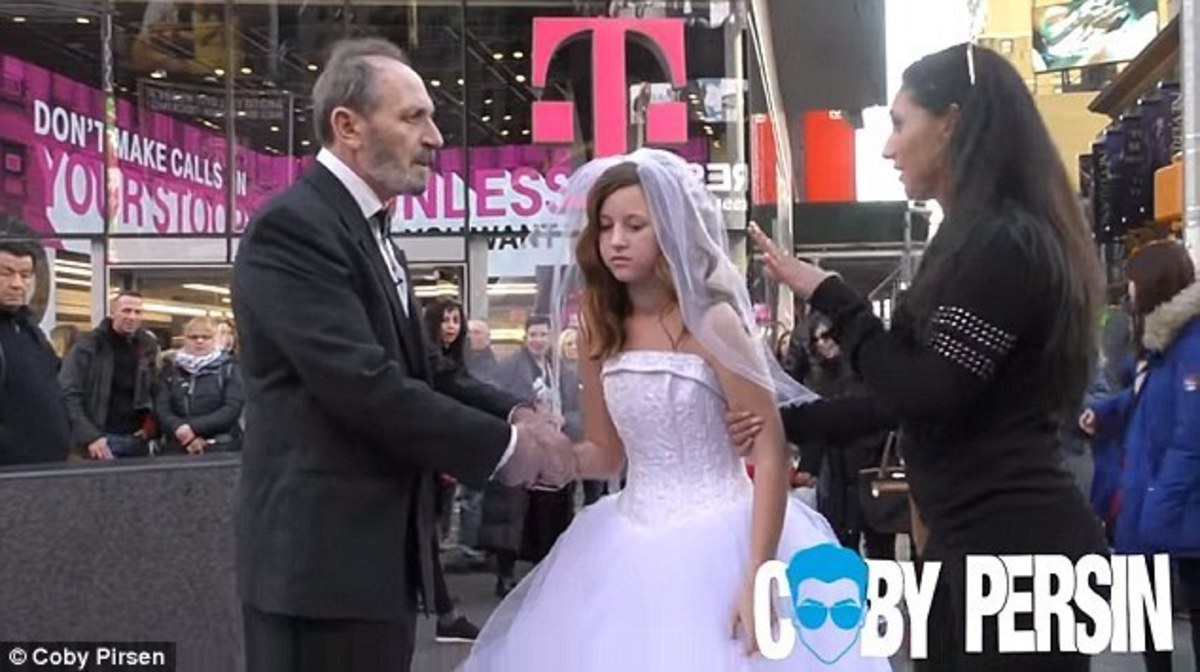 Χαμός με 65χρονο που πόζαρε με τη 12χρονη νύφη του στην Times Square
