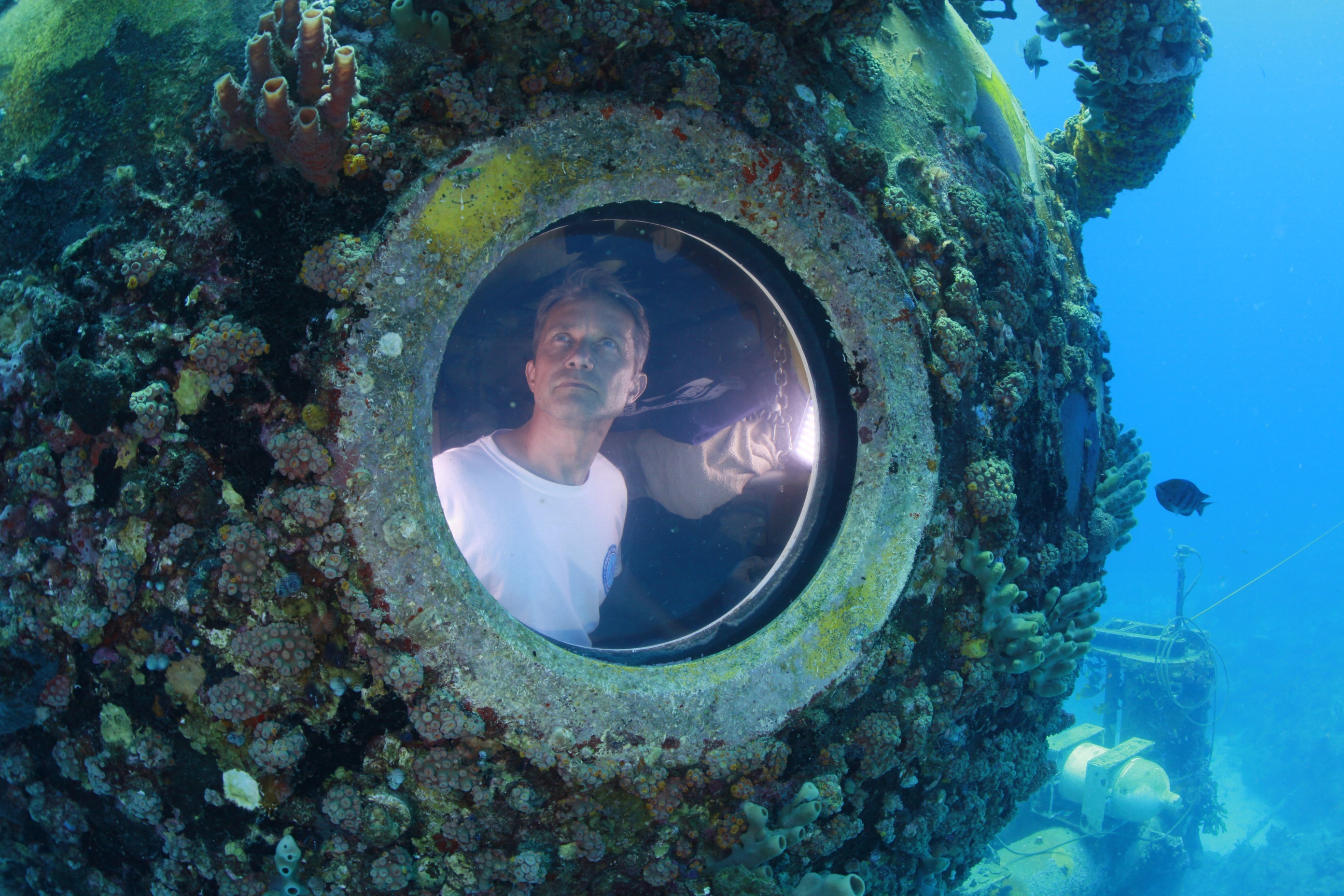 Тихий океан изучен. Жак Ив Кусто подводный дом. Батискаф Жак Ив Кусто. Жак Ив Кусто дом под водой. Жак Кусто подводная станция.