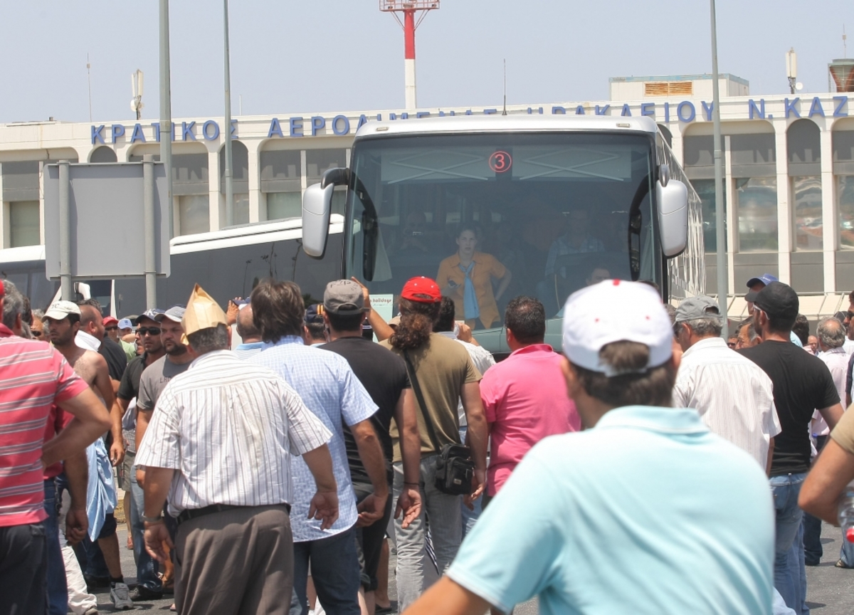 Ταξιτζήδες επιτέθηκαν σε λεωφορείο με τουρίστες