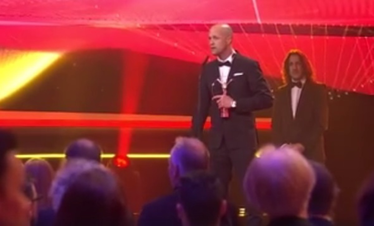 “Λύγισε” ο Ζόρντι Κρόιφ παραλαμβάνοντας βραβείο για τον πατέρα του (VIDEO)