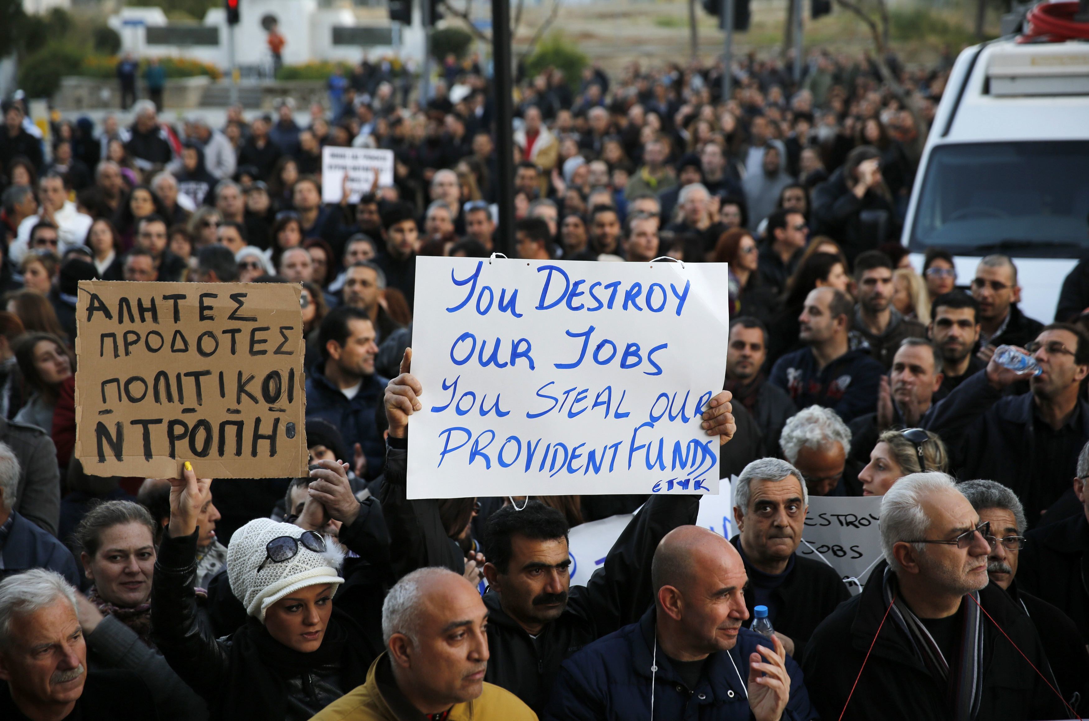 Λαοθάλασσα τραπεζοϋπαλλήλων έξω από το Προεδρικό, το Υπουργείο Οικονομικών και τη Βουλή – ΦΩΤΟ και ΒΙΝΤΕΟ