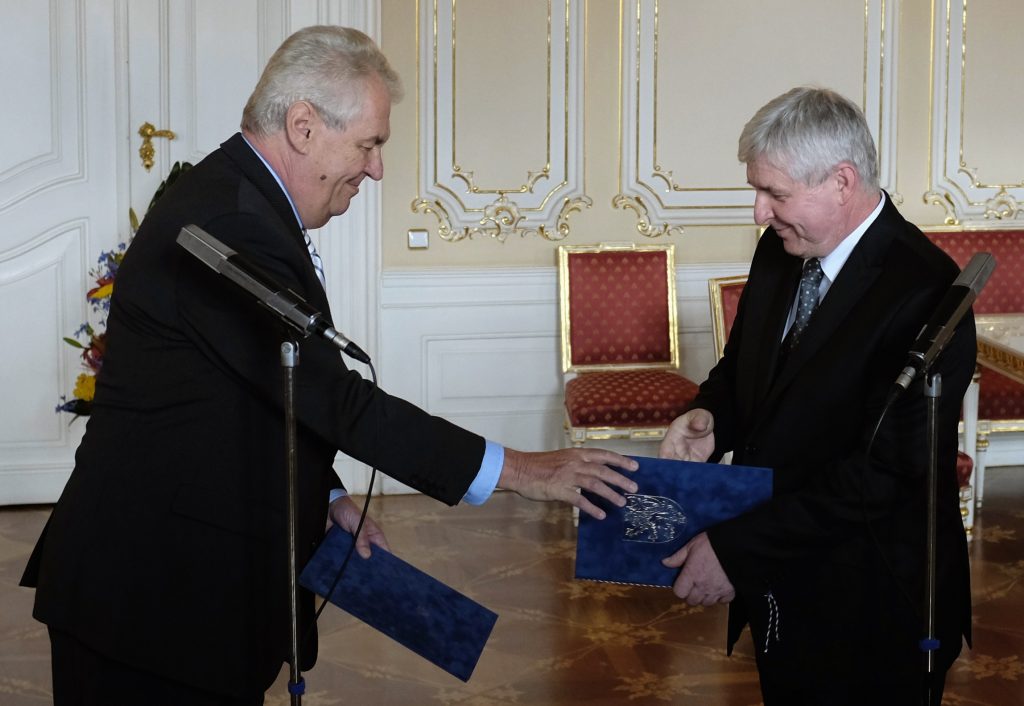 O Γίζι Ρούσνοκ (Δ) υποβάλλει την παραιτησή του υπουργικού συμβουλίου στον πρόεδρο Ζέμαν. ΦΩΤΟ REUTERS