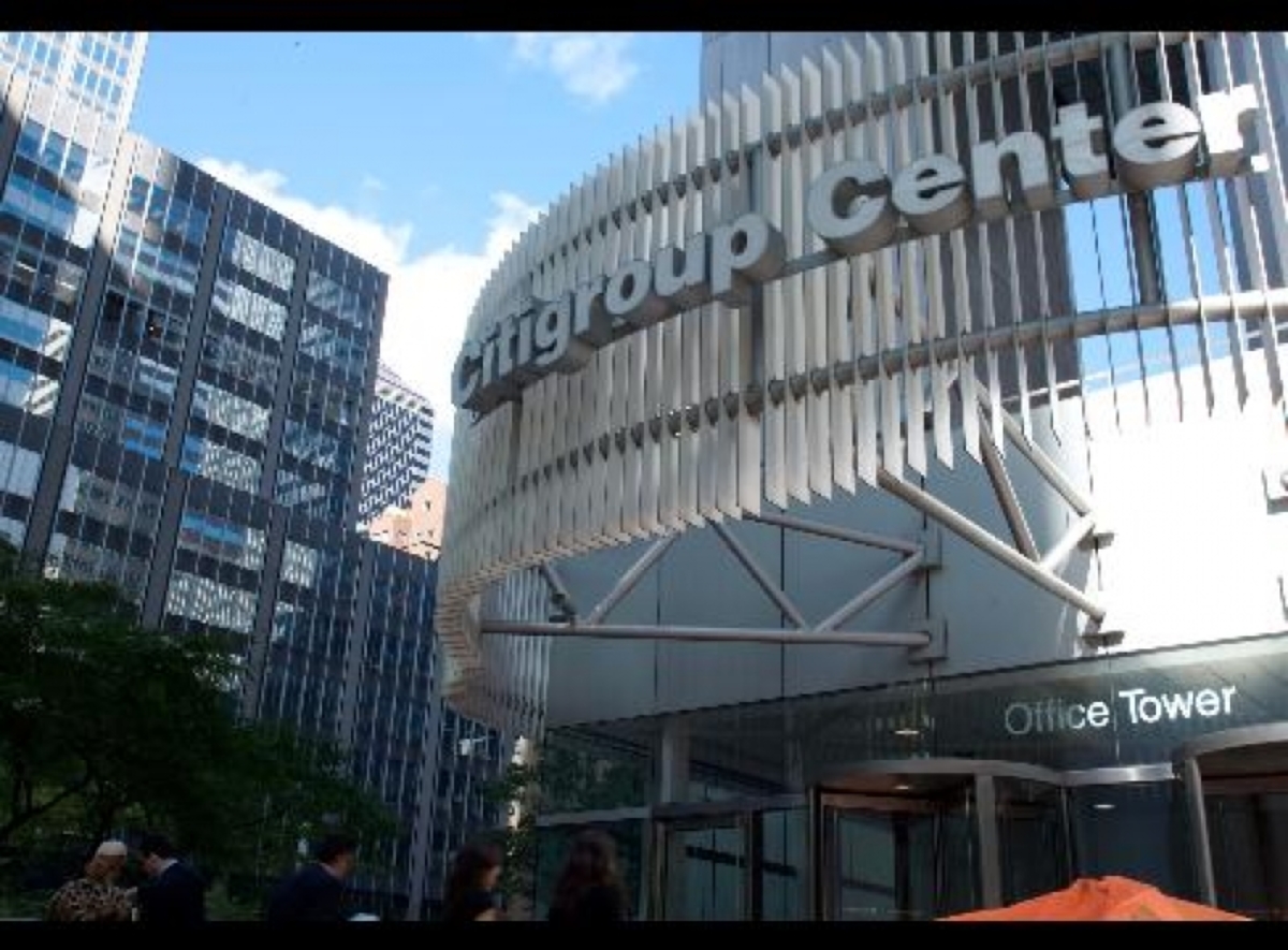 Την αποχώρησή της από αρκετές χώρες εξετάζει η Citigroup