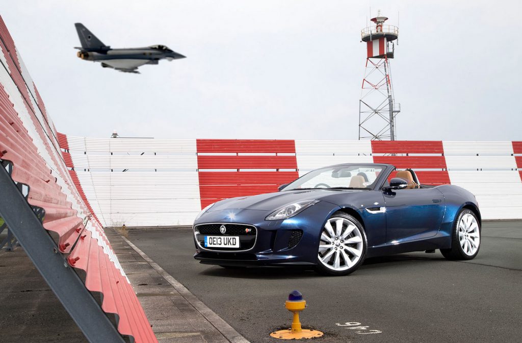 Συγκρίνοντας το κόκπιτ ενός Eurofighter Typhoon και μιας Jaguar F-type – ΦΩΤΟ