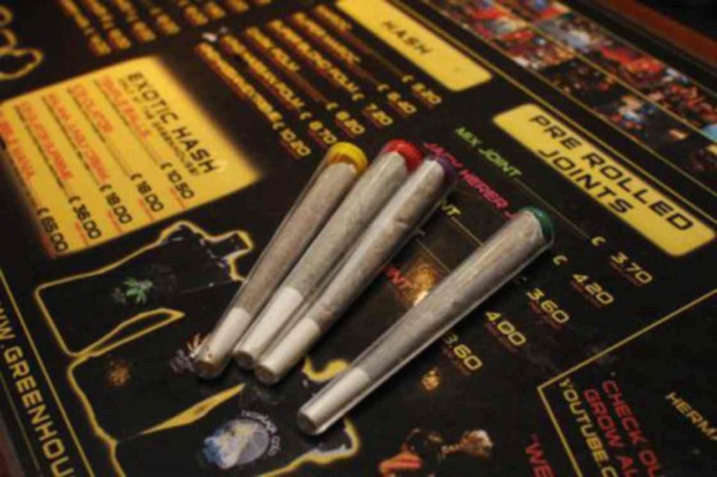 Τέλος η κάνναβη στα coffee shop για τους τουρίστες!