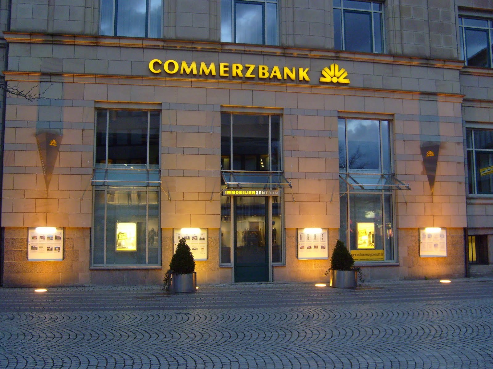 Η δεύτερη μεγαλύτερη γερμανική τράπεζα απολύει 1.800 εργαζόμενους