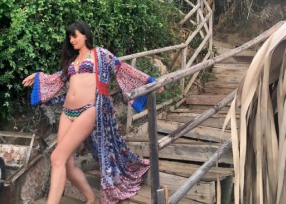 H ηθοποιός τρέλανε την Καλαμάτα με το σέξι μαγιό της!