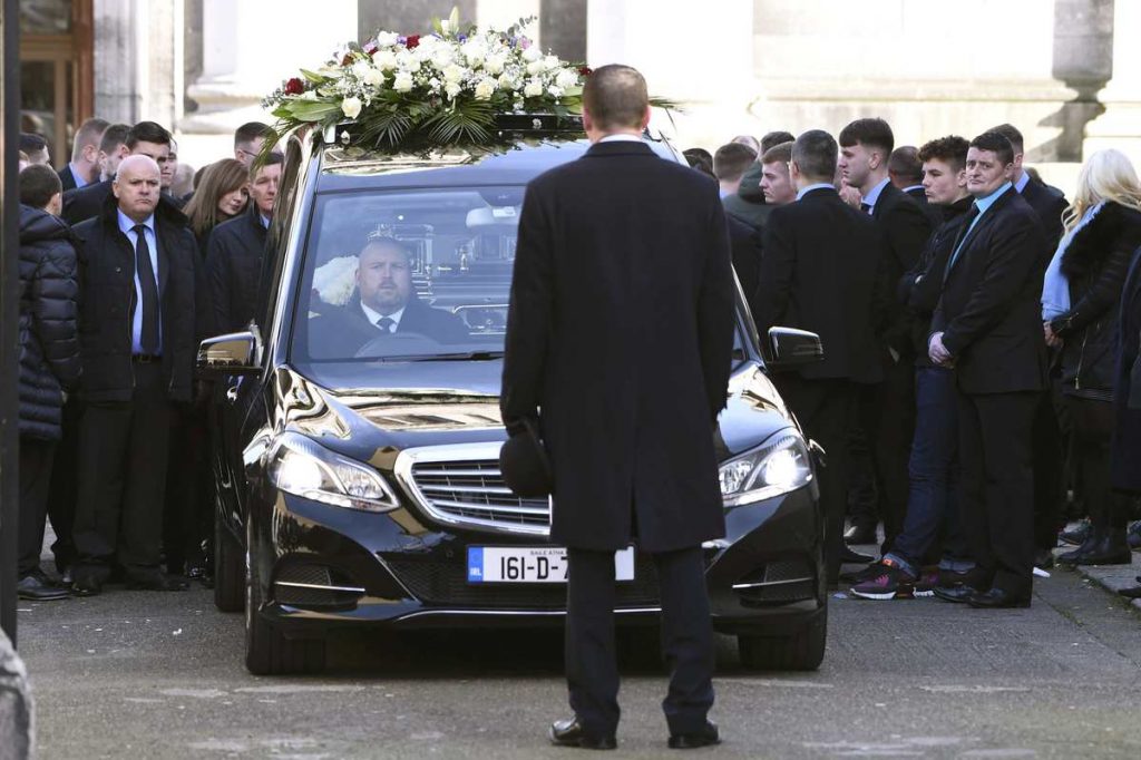 Οι δρόμοι του Δουβλίνου γέμισαν μαφιόζους για την κηδεία του γκάνγκστερ David Byrne