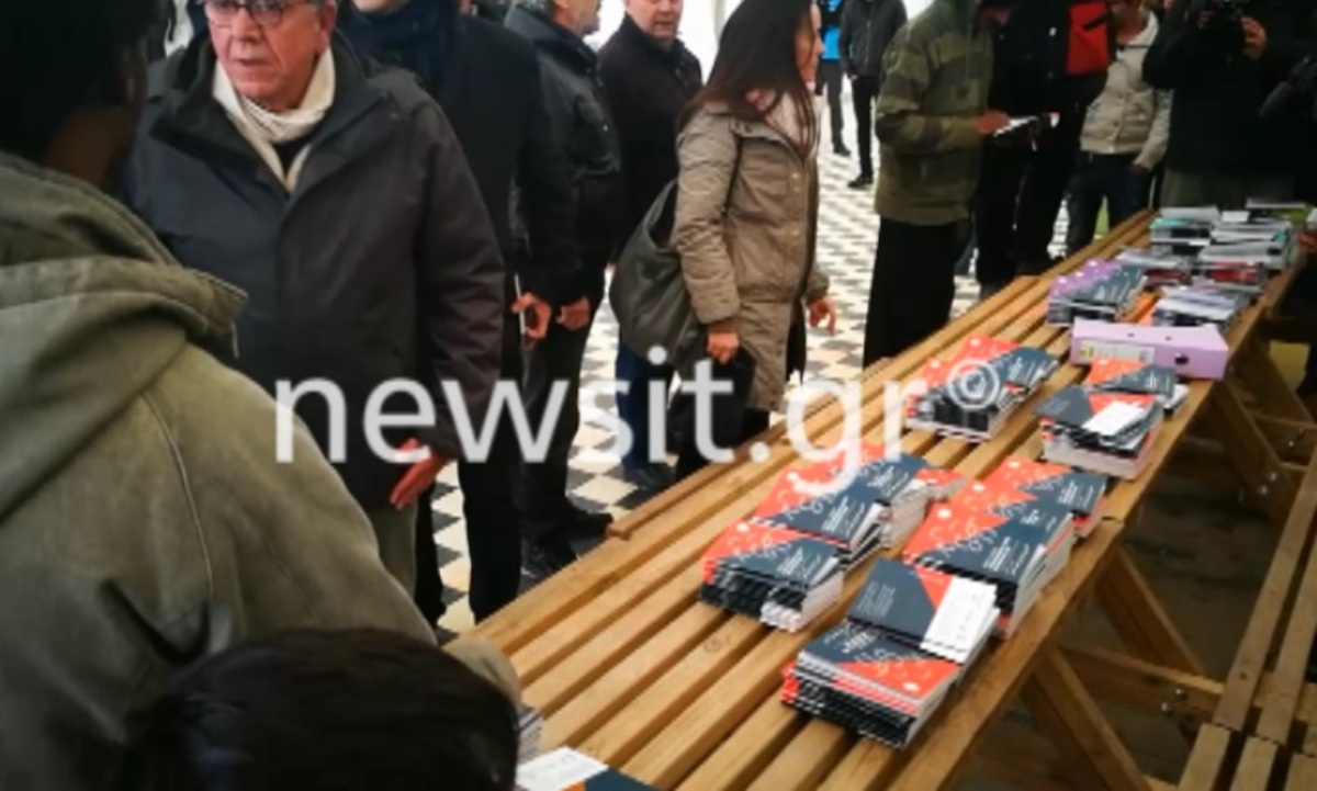 Διανομή λεξικών σε πρόσφυγες