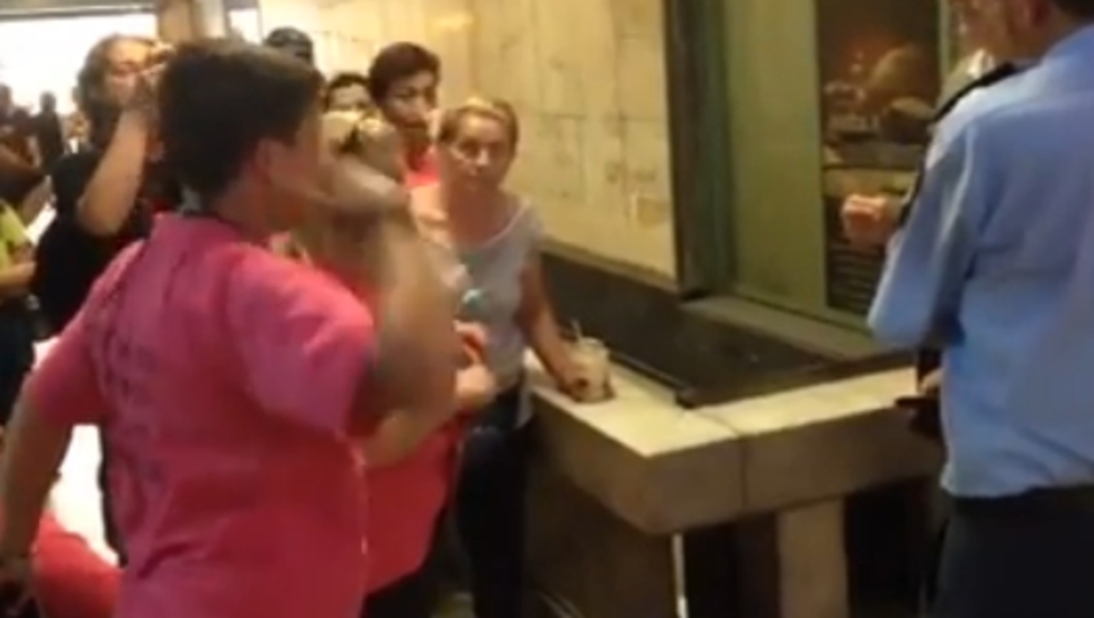 Ένταση με καθαρίστριες