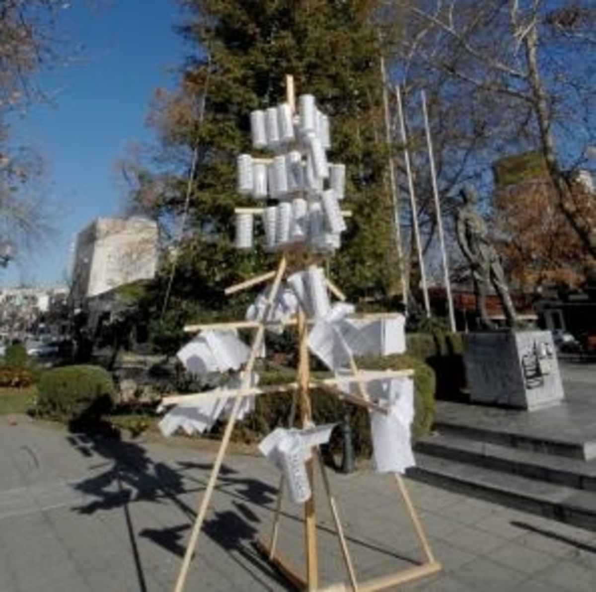 Τρίκαλα: Στολίζουν το… χαρατσόδεντρο των φετινών Χριστουγέννων!