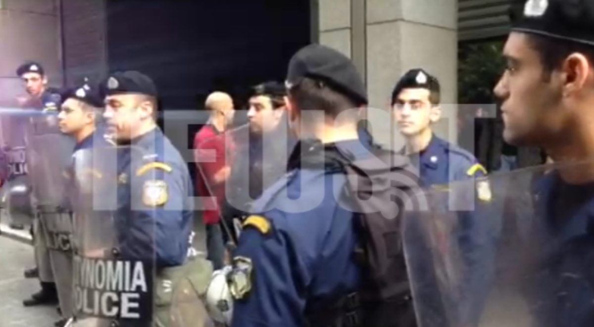 Άφιξη Τροϊκανών με αποδοκιμασίες