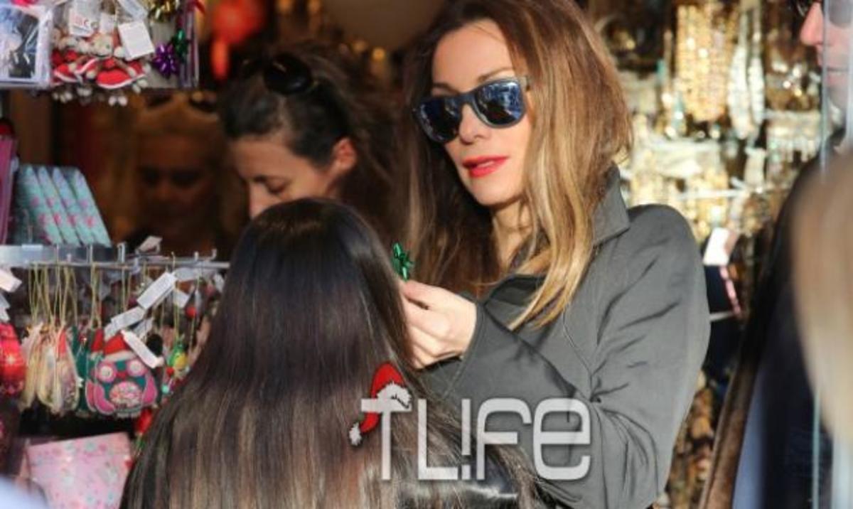 Δ. Βανδή: Βόλτα στη Γλυφάδα με την κόρη της! Φωτογραφίες