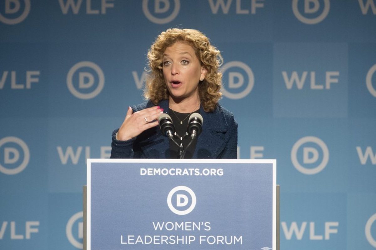 Την έκαψαν τα WikiLeaks! Παραιτήθηκε η πρόεδρος της Εθνικής Επιτροπής του Δημοκρατικού Κόμματος στις ΗΠΑ