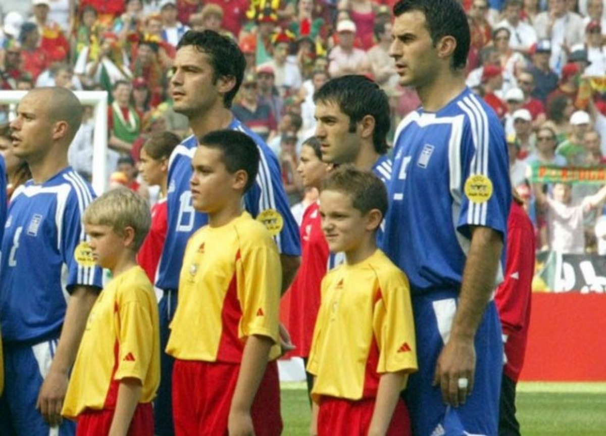 Ο Λάμπρος Θαναηλάκης συνόδεψε τον Τραϊανό Δέλλα στον εναρκτήριο αγώνα του Euro 2004