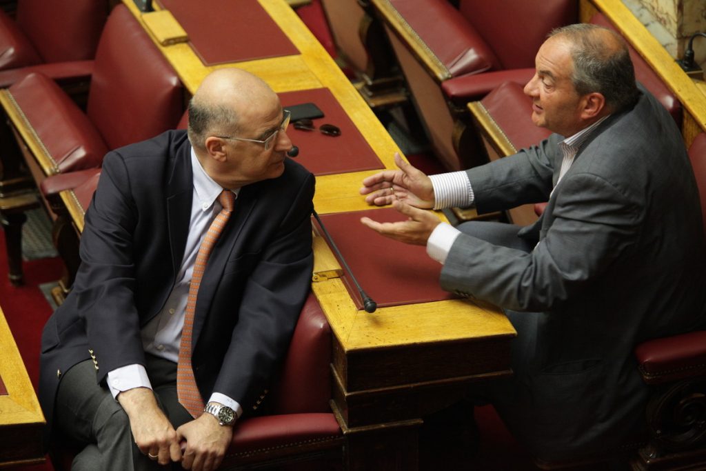 “Παρών” για το τιμόνι της ΝΔ δηλώνει ο Δένδιας