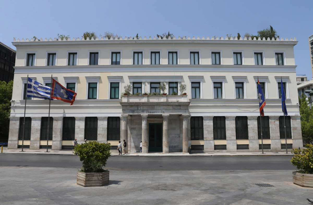 Στα χρώματα της γερμανικής σημαίας το δημαρχείο της Αθήνας