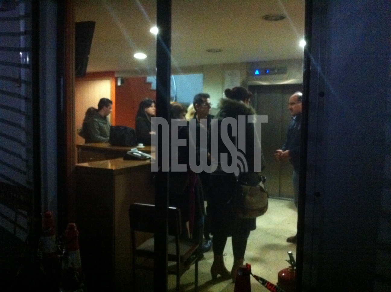 Oι εγκλωβισμένοι υπάλληλοι στο παλιό Δημαρχείο της Αθήνας στη Λιοσίων