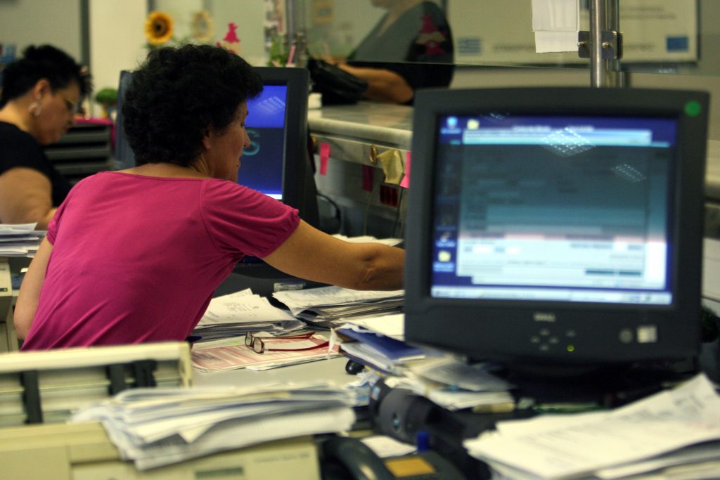 Όπου φύγει – φύγει – Πάνω από 3.000 έφυγαν σε ένα μήνα από το Δημόσιο!