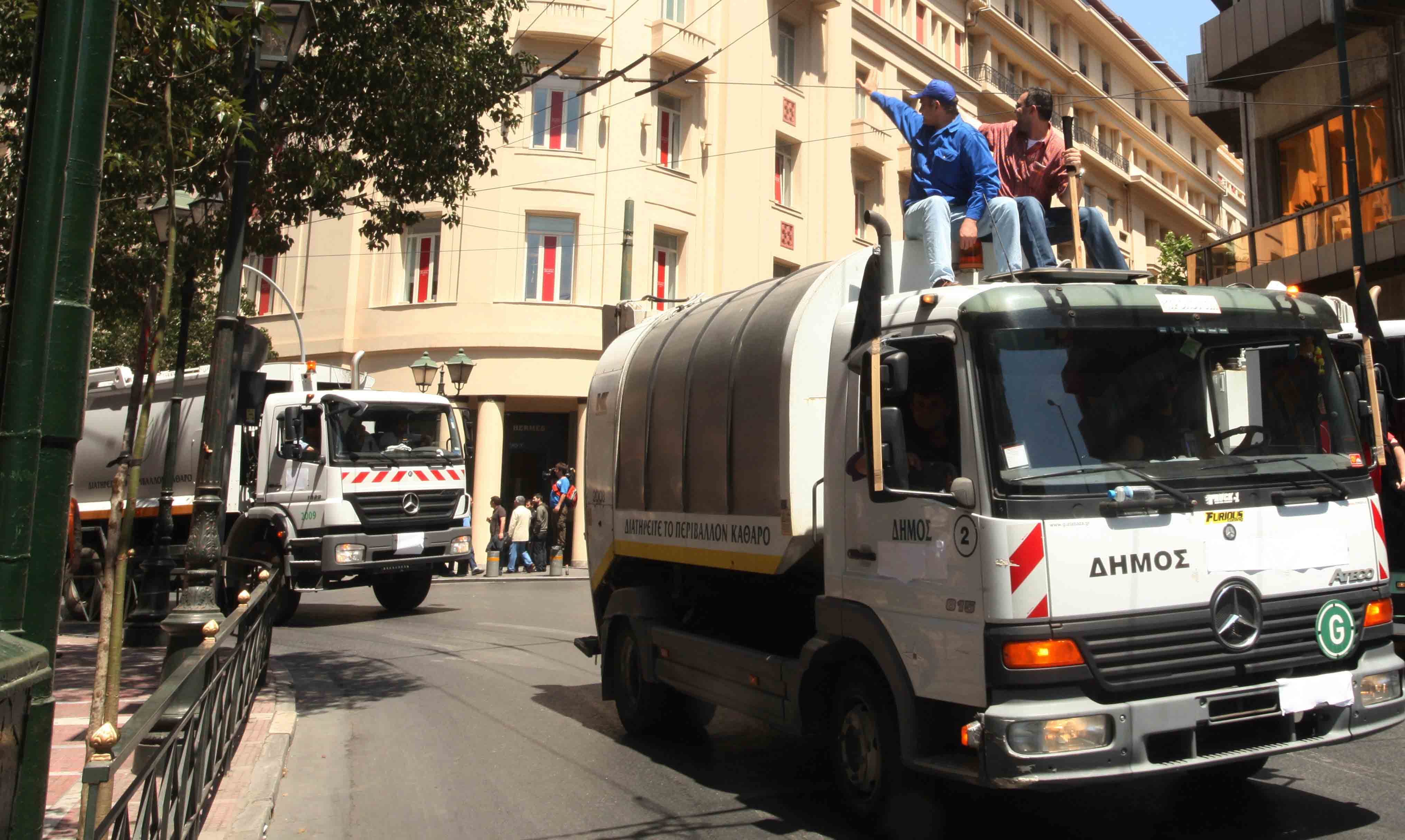 Ποια κρίση; Στον Πειραιά έδωσαν 8 εκατομμύρια για απορριματοφόρα