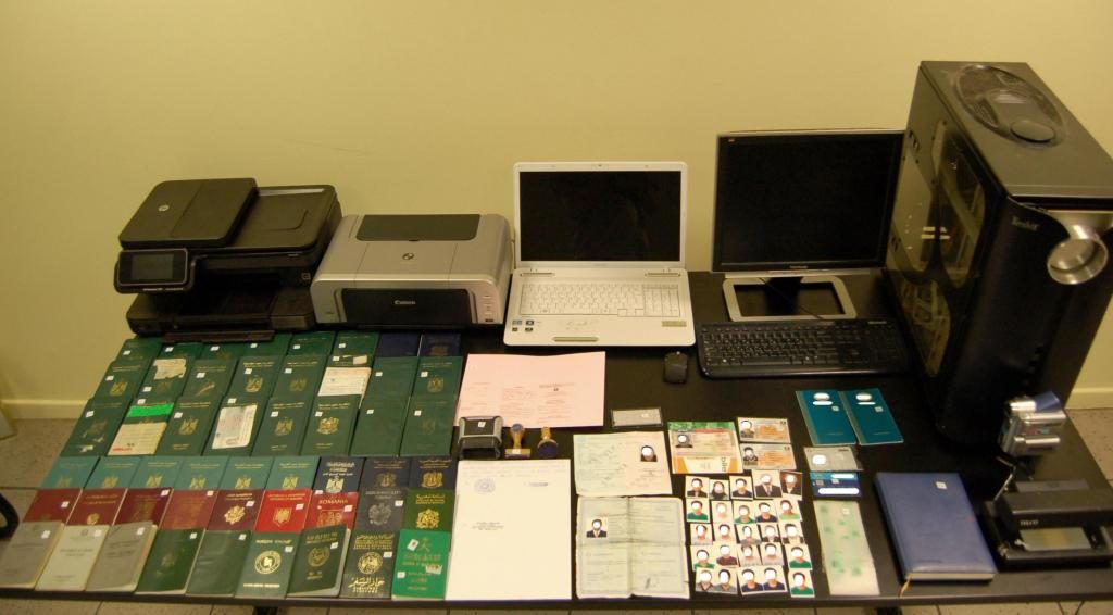 Βρήκαν εργαστήριο κατασκευής πλαστών διαβατηρίων