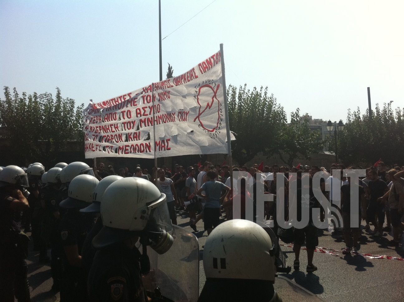 Οι διαδηλωτές σε απόσταση αναπνοής από τις αστυνομικές δυνάμεις