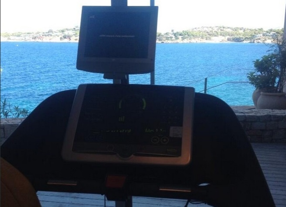 Έλληνας παρουσιαστής …λιώνει στο διάδρομο ενόψει της πρεμιέρας του