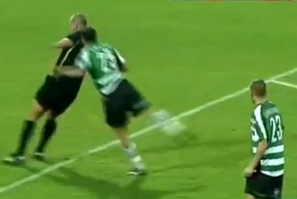 Γκρέμισε τον διαιτητή για να μη δώσει πέναλτι (VIDEO)