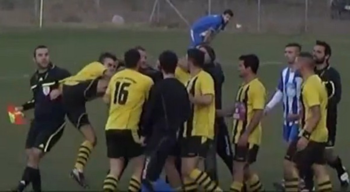 Τις… μάζεψε! Ξύλο σε διαιτητή σε τοπικό ντέρμπι (VIDEO)