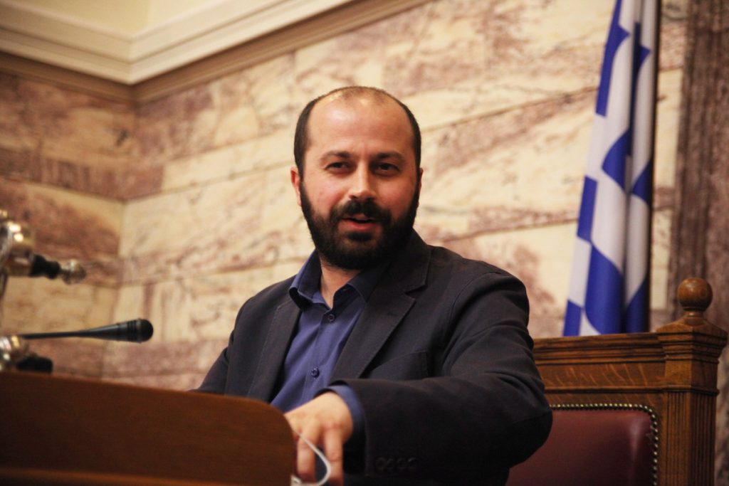 Η αφιέρωση Διαμαντόπουλου στη Βουλή – Οι Τρύπες, το show και η μαϊμού