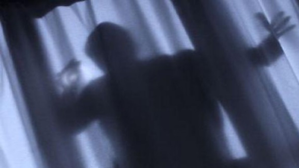 Αδίστακτοι Βρετανοί τουρίστες! Εισέβαλαν σε διαμέρισμα, χτύπησαν τους ενοίκους και έκλεψαν ηλεκτρονικό υπολογιστή