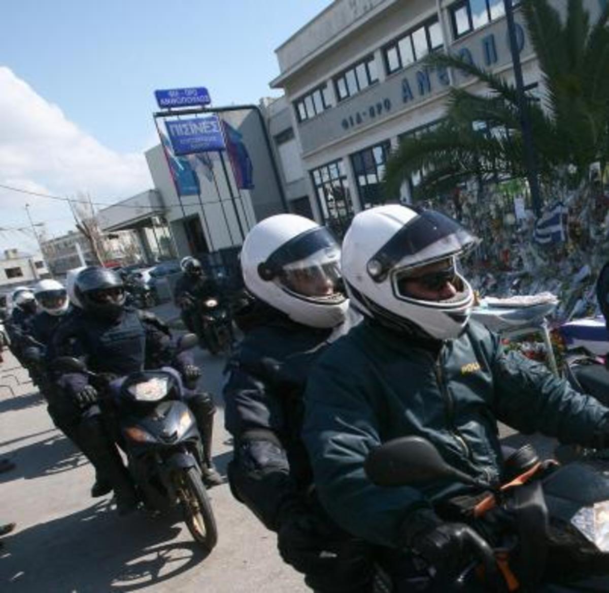 Έβγαλαν όπλα στη μέση του δρόμου