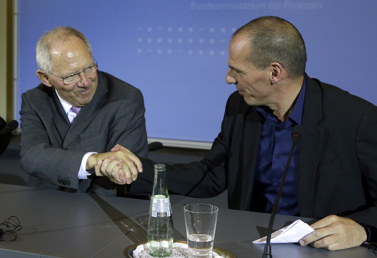 Λίγες ώρες πριν το κρίσιμο Eurogroup Βαρουφάκης και Σόιμπλε δείχνουν άγριες διαθέσεις – Παρέμβαση Μοσκοβισί που πιέζει την Ελλάδα