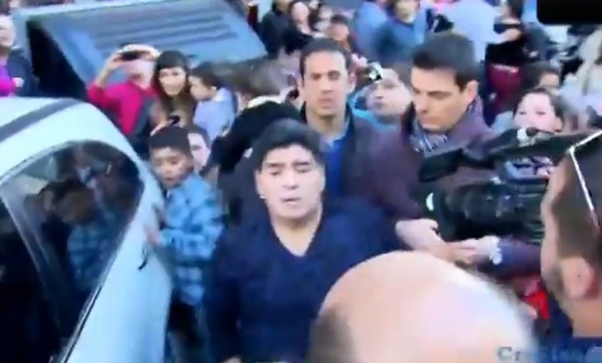 Έριξε χαστούκι σε δημοσιογράφο ο μεθυσμένος Μαραντόνα (VIDEO)