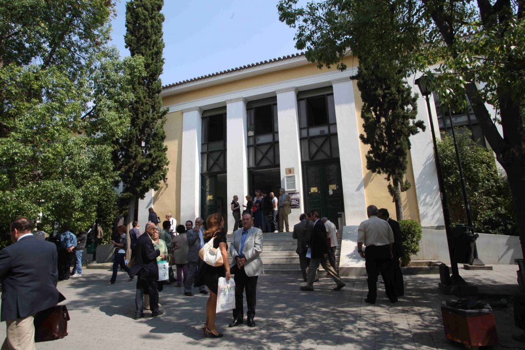 Δουλειά των δικηγόρων μεταβιβάζεται σε συμβολαιογράφους