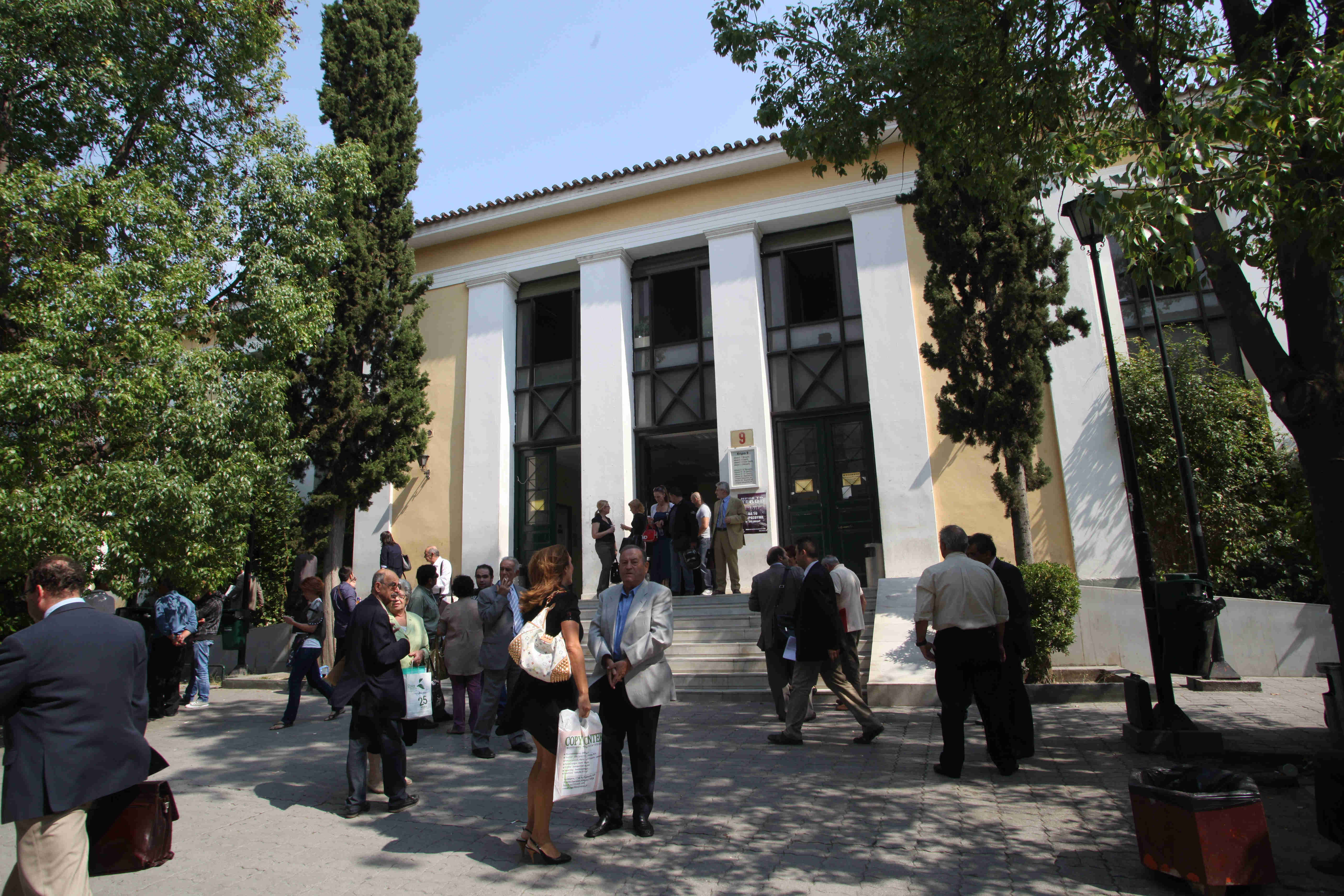 Δουλειά των δικηγόρων μεταβιβάζεται σε συμβολαιογράφους