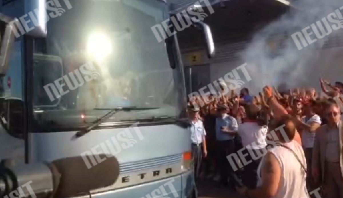 Άφιξη Ολυμπιακού με καπνογόνα