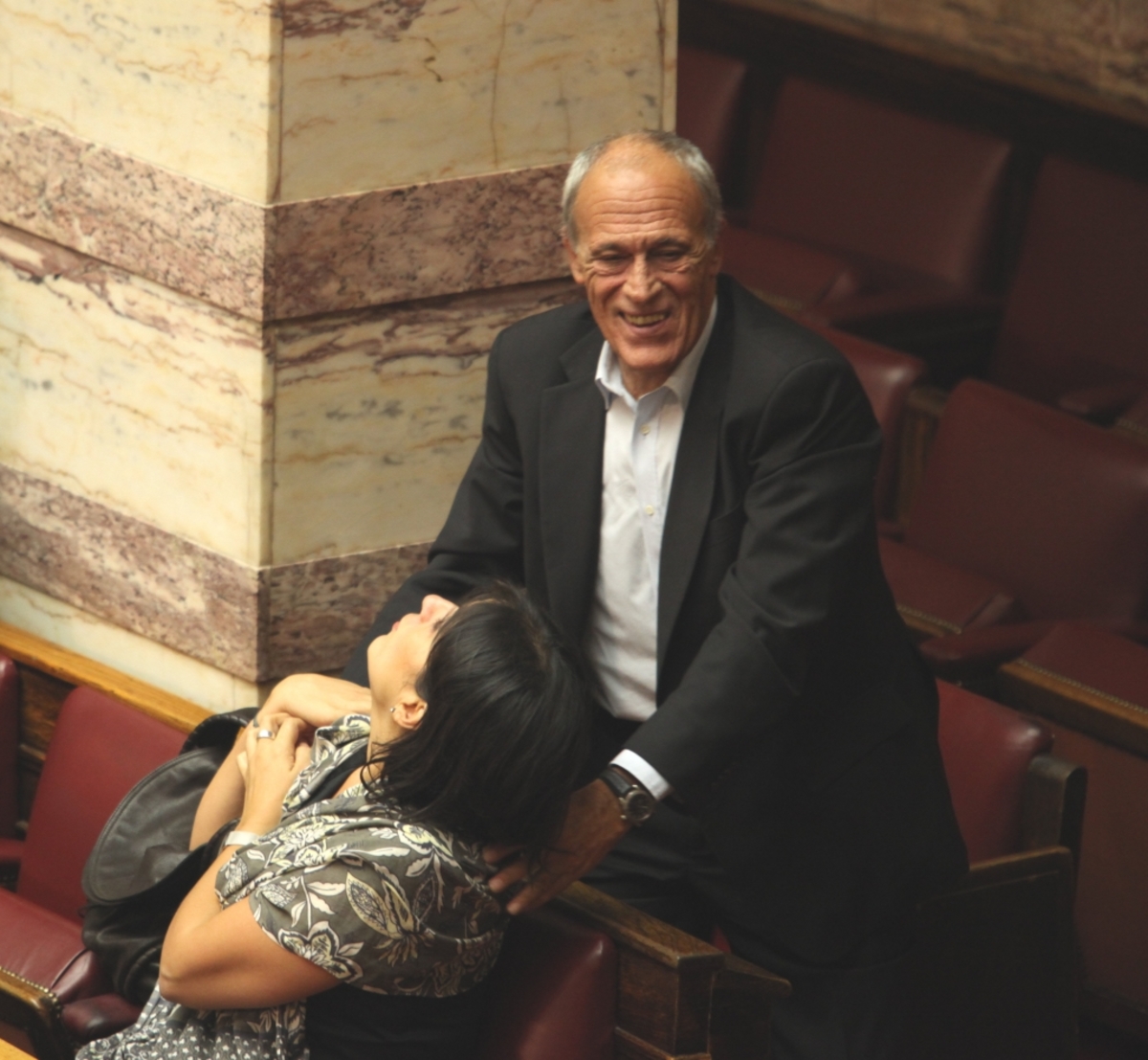 Μας ζάλισες Γιάννη Δημαρά. Παραιτείσαι ή δεν παραιτείσαι;