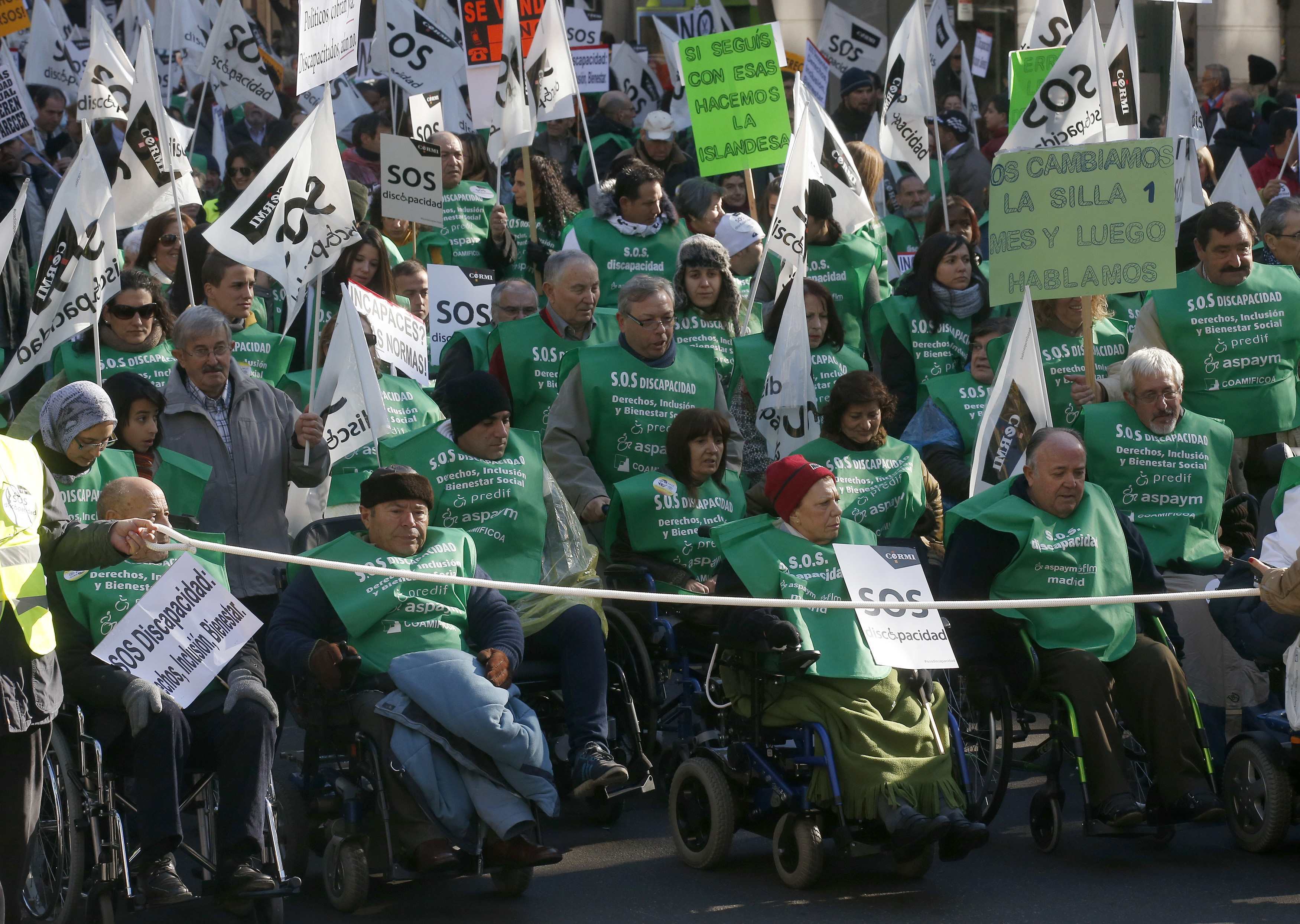Ισπανία: “Πλημμύρισαν” τους δρόμους με τα αναπηρικά καροτσάκια
