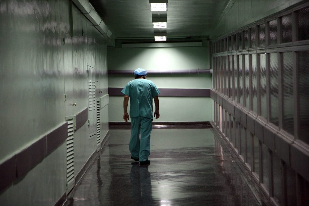 Συνέλαβαν αναισθησιολόγο που νάρκωνε ασθενείς και τους εκμεταλλευόταν σεξουαλικά!