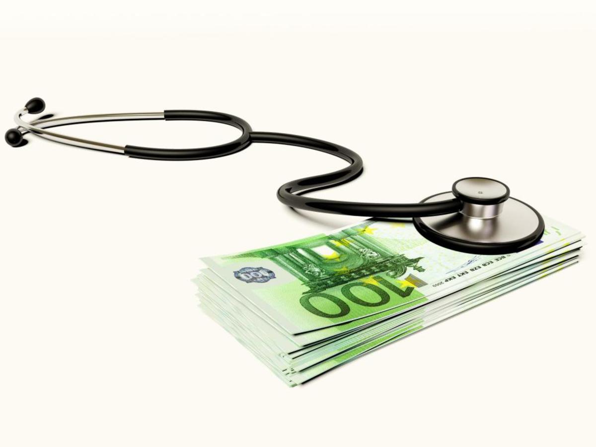 Γιατροί που είναι συμβεβλημένοι με το ΕΣΥ μπορούν να δέχονται “δώρα” ως και 10.000 ευρώ!