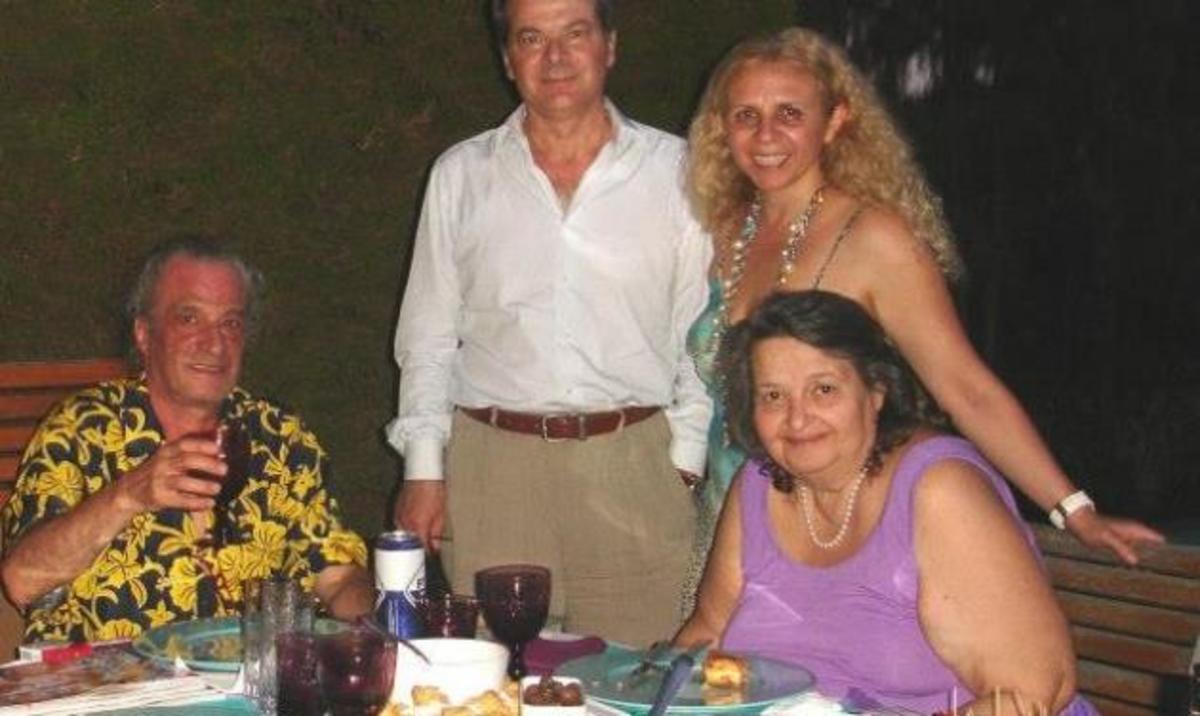 Η ιδιαίτερη σχέση της κόρης της Βέφας Αλεξιάδου με τον άντρα της Γιάννη Ντόντορο. Έγραφε τους στίχους στα τραγούδια του