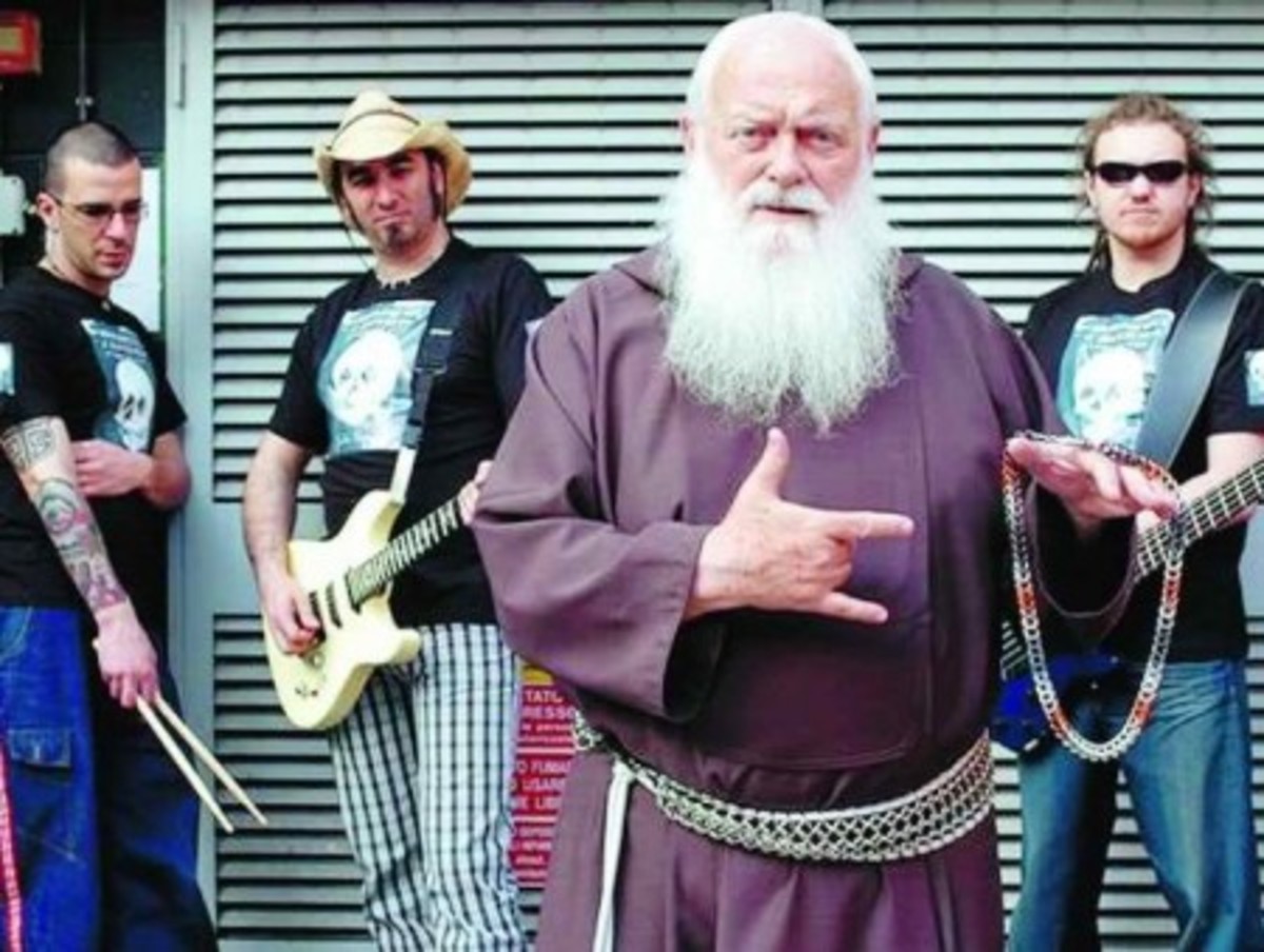 Καπουτσίνος καλόγερος τραγουδάει heavy metal