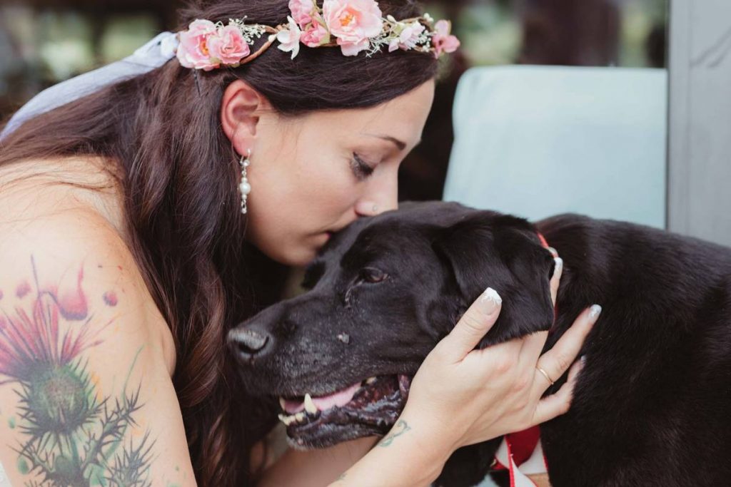 Τη συνόδευσε στον γάμο ο ετοιμοθάνατος σκύλος της! Τι έγινε και τους έκανε όλους να δακρύσουν